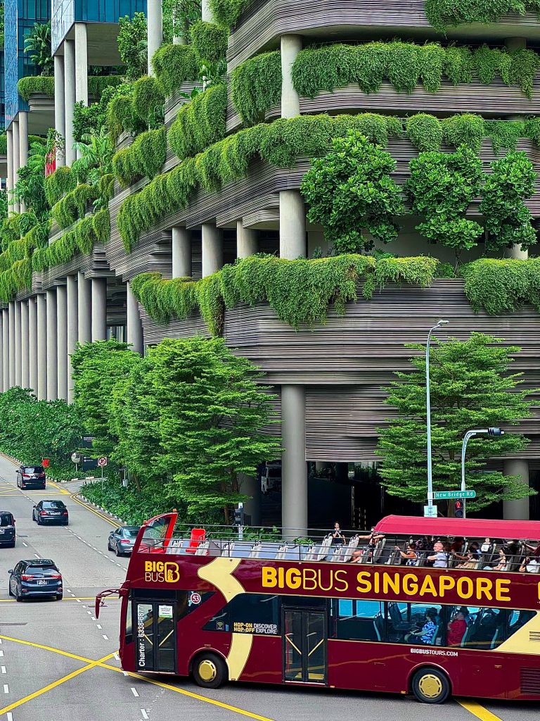 Singapur'da yeşil bitki örtüsüyle kaplı futuristik bir binanın dikey bahçe cephesi