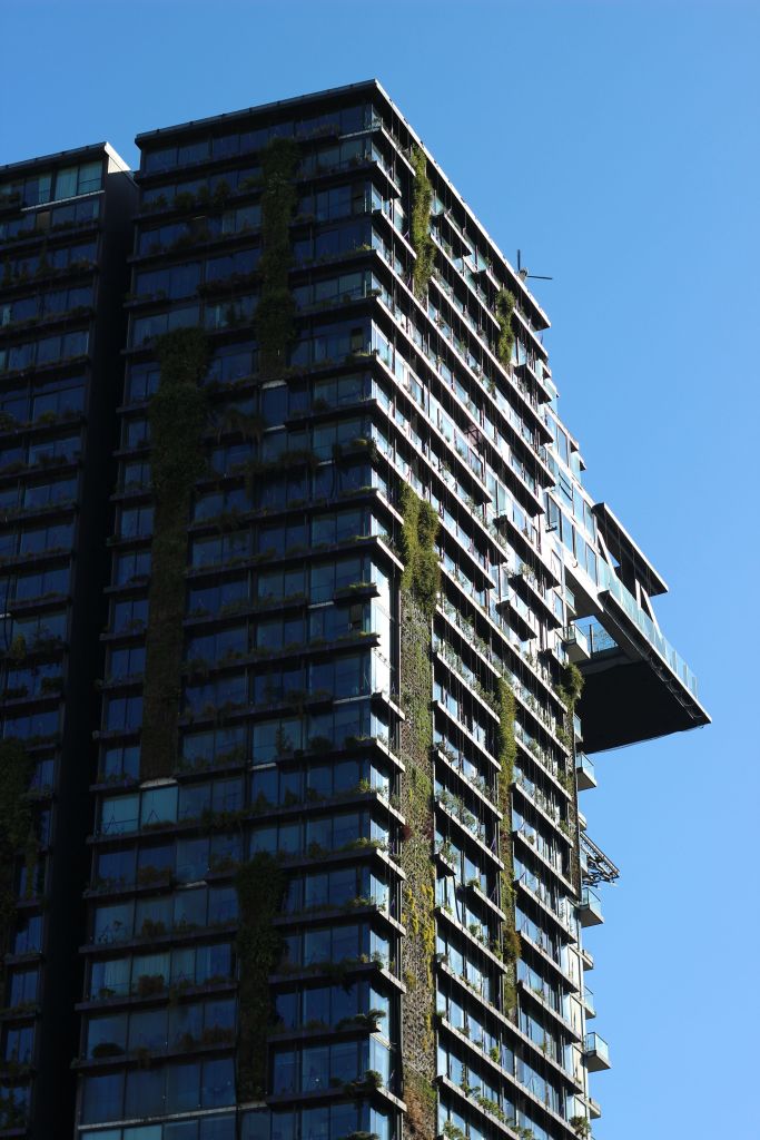 Sydney, Avustralya'da One Central Park binasının yeşil bitkilerle kaplı dikey bahçe cephesi