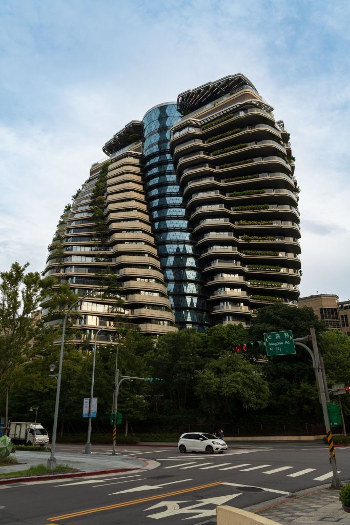Taipei, Tayvan'da Agora Garden Tower'ın sarmal formlu, yeşil teraslarla kaplı dikey bahçe mimarisi